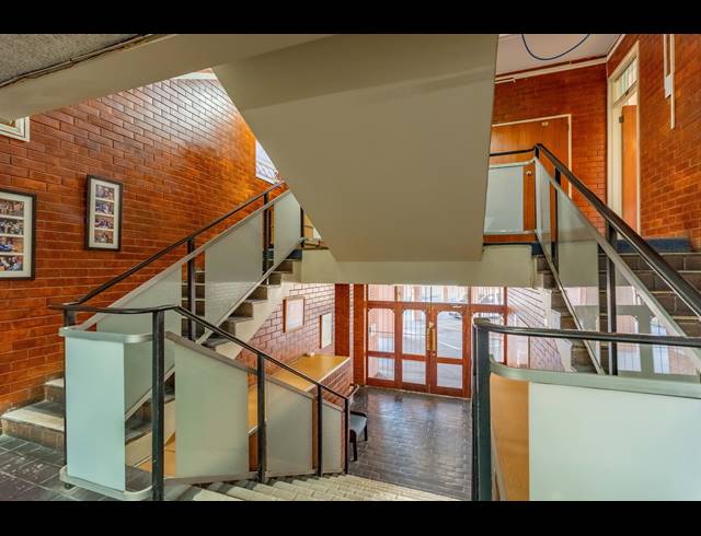 1,670M² BUSINESS CENTRE FOR SALE IN ESSENWOOD